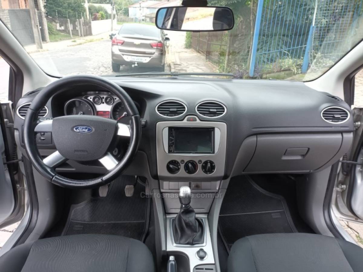 FORD - FOCUS - 2011/2012 - Prata - R$ 41.000,00