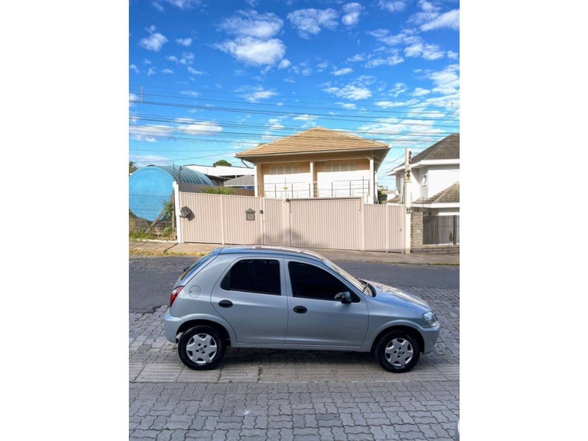CHEVROLET - CELTA - 2010/2011 - Prata - R$ 31.000,00
