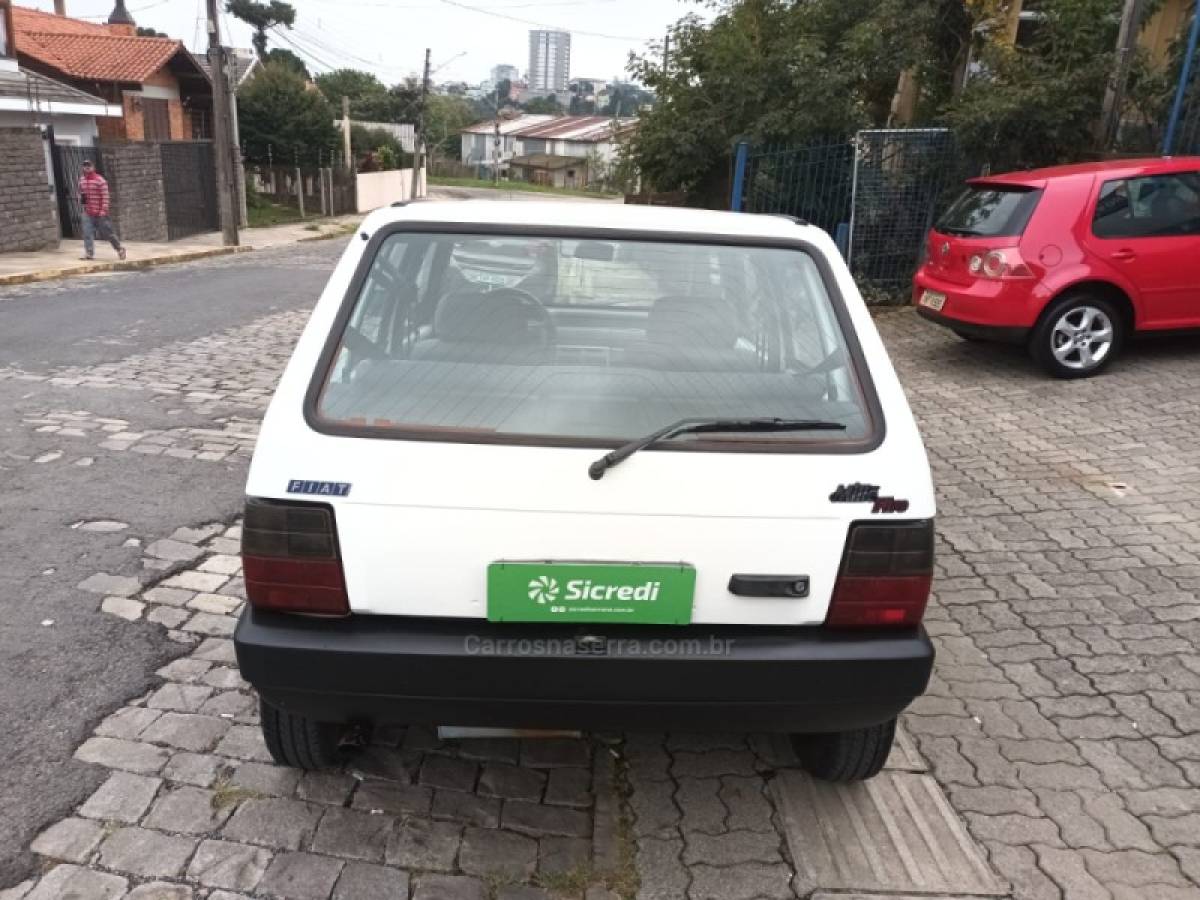 FIAT - UNO - 2002/2003 - Branca - R$ 18.000,00