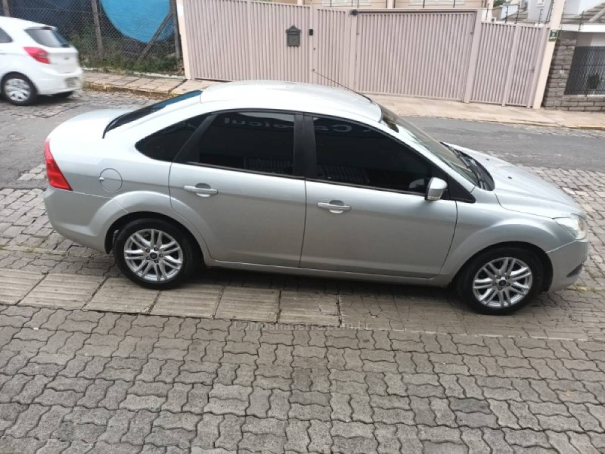 FORD - FOCUS - 2011/2012 - Prata - R$ 41.000,00