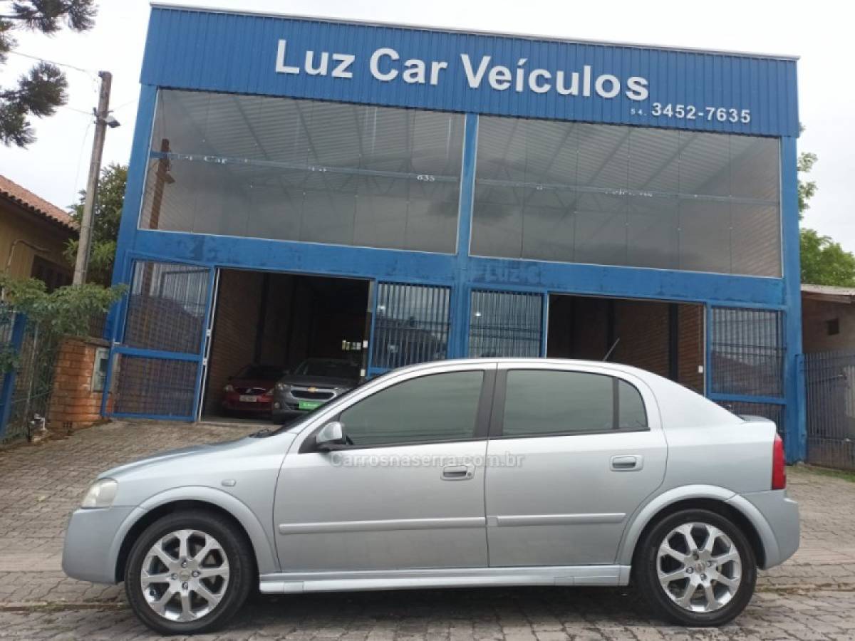 CHEVROLET - ASTRA - 2010/2011 - Prata - R$ 37.000,00