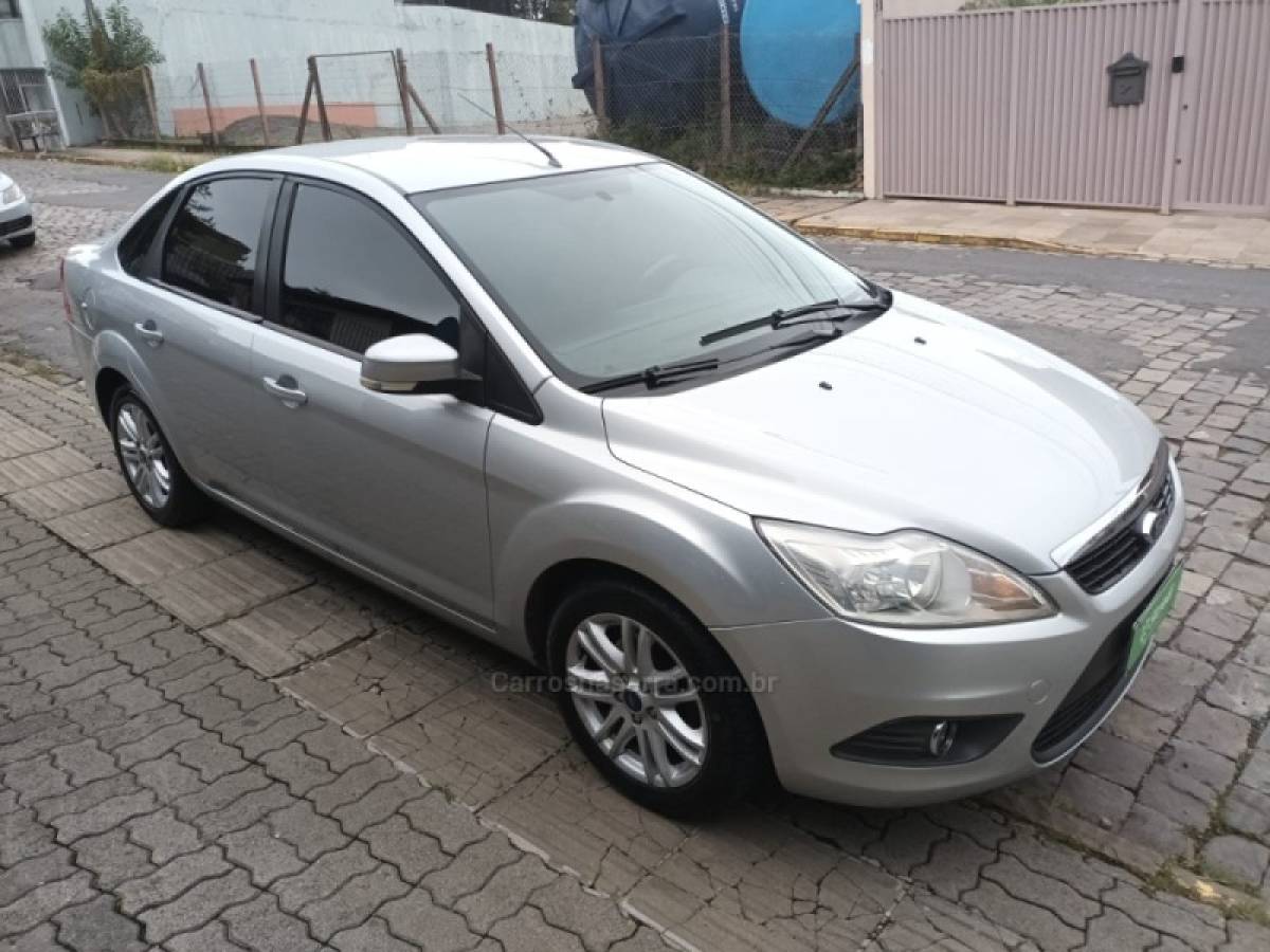 FORD - FOCUS - 2011/2012 - Prata - R$ 41.000,00
