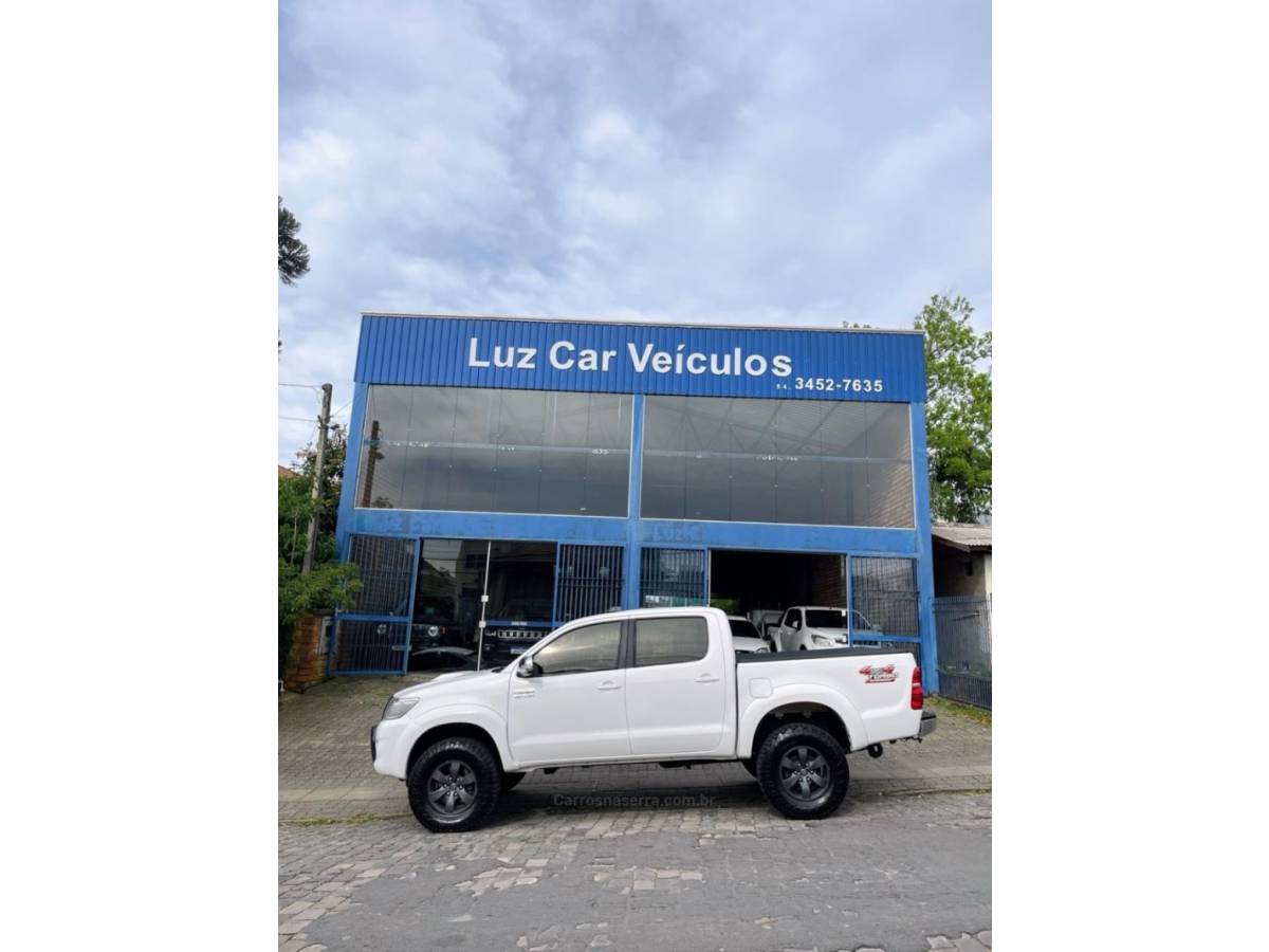 TOYOTA - HILUX - 2012/2013 - Branca - R$ 130.000,00