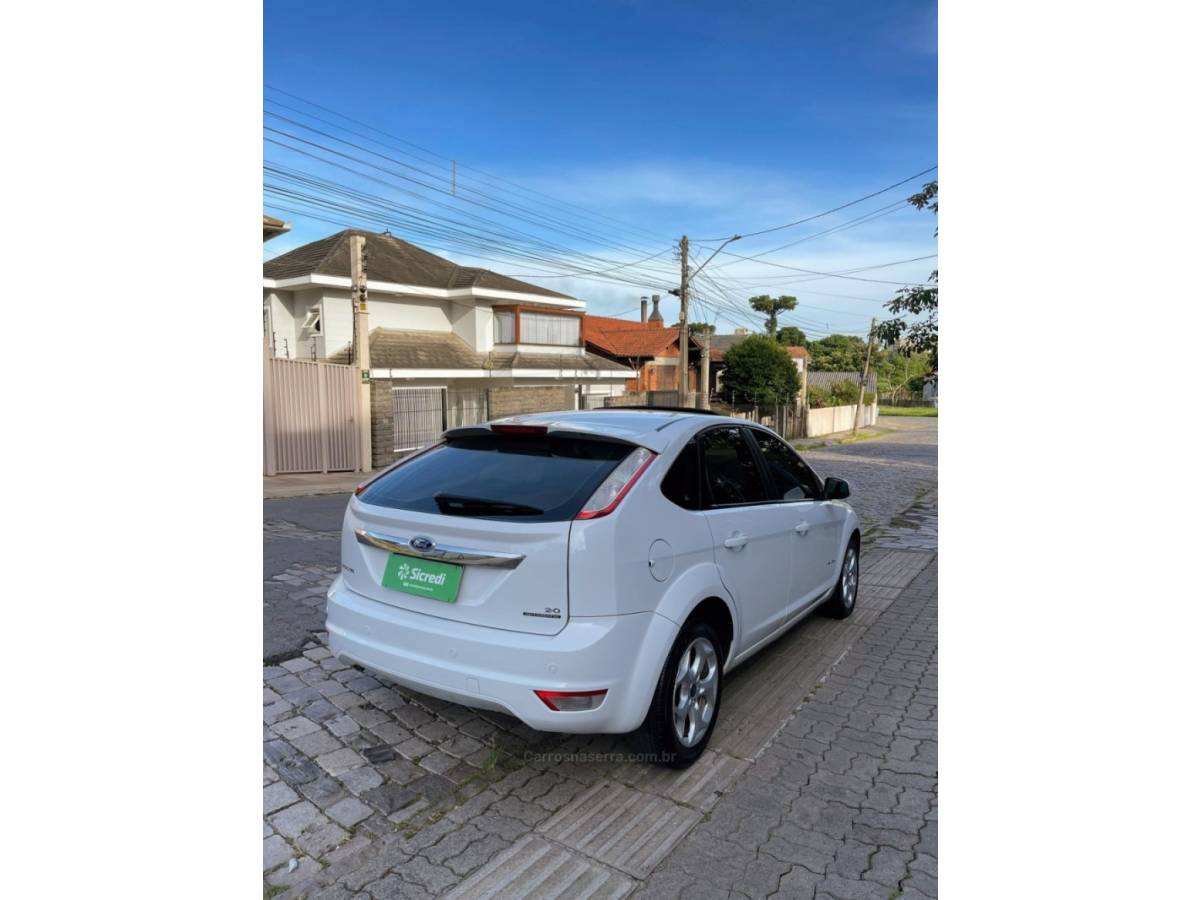 FORD - FOCUS - 2012/2012 - Branca - R$ 49.000,00