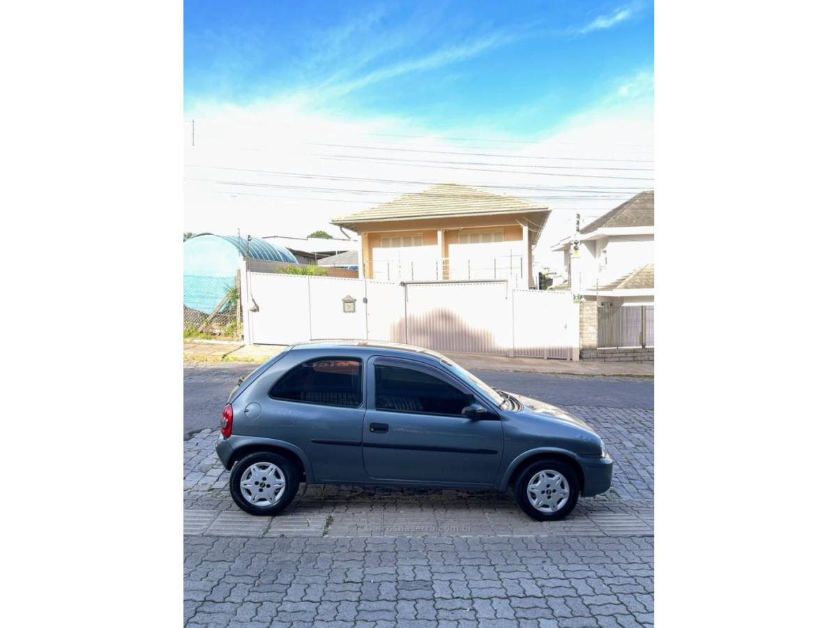 CHEVROLET - CORSA - 2000/2001 - Cinza - R$ 15.000,00