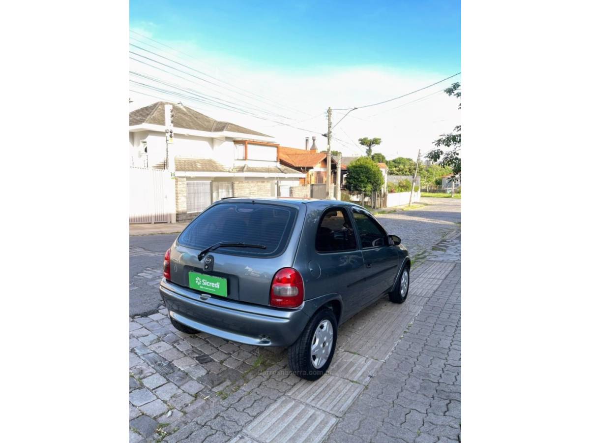 CHEVROLET - CORSA - 2000/2001 - Cinza - R$ 15.000,00