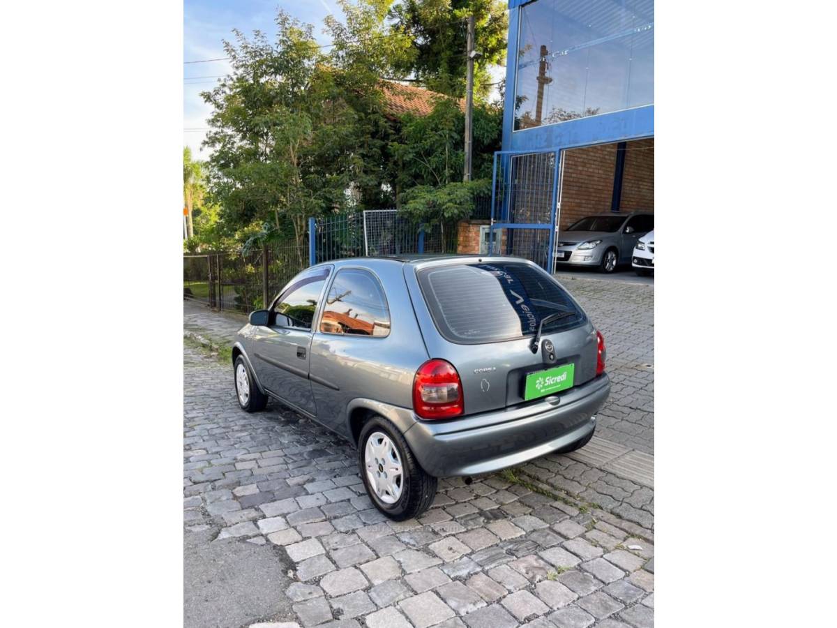 CHEVROLET - CORSA - 2000/2001 - Cinza - R$ 15.000,00