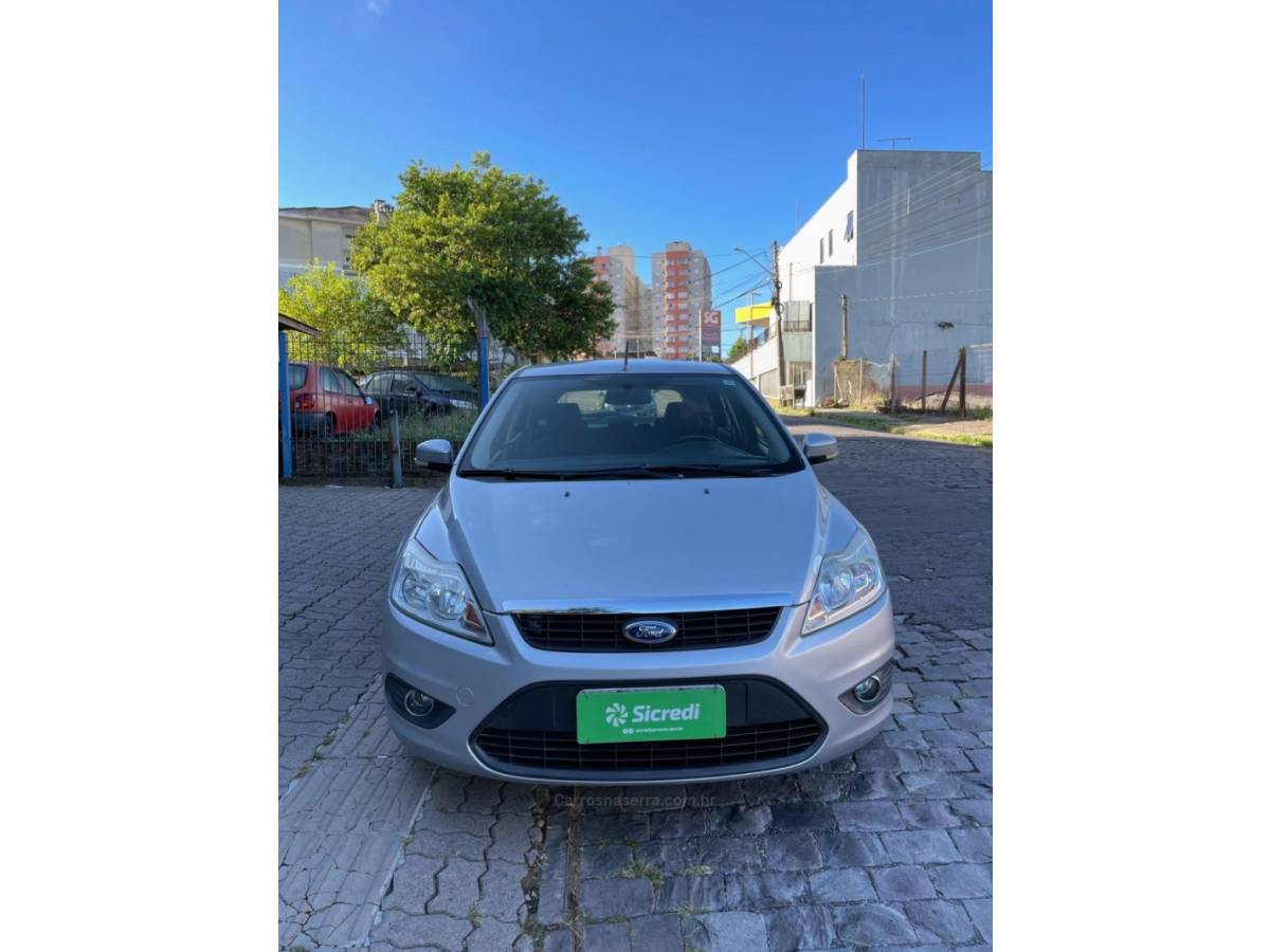 FORD - FOCUS - 2011/2012 - Prata - R$ 42.000,00