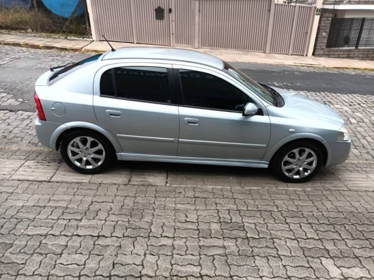 CHEVROLET - ASTRA - 2010/2011 - Prata - R$ 37.000,00