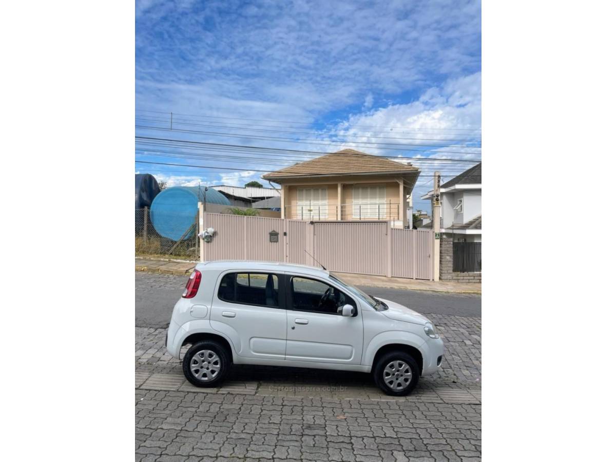 FIAT - UNO - 2011/2012 - Branca - R$ 27.000,00