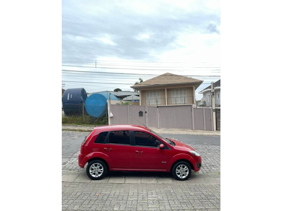 FORD - FIESTA - 2010/2011 - Vermelha - R$ 36.000,00