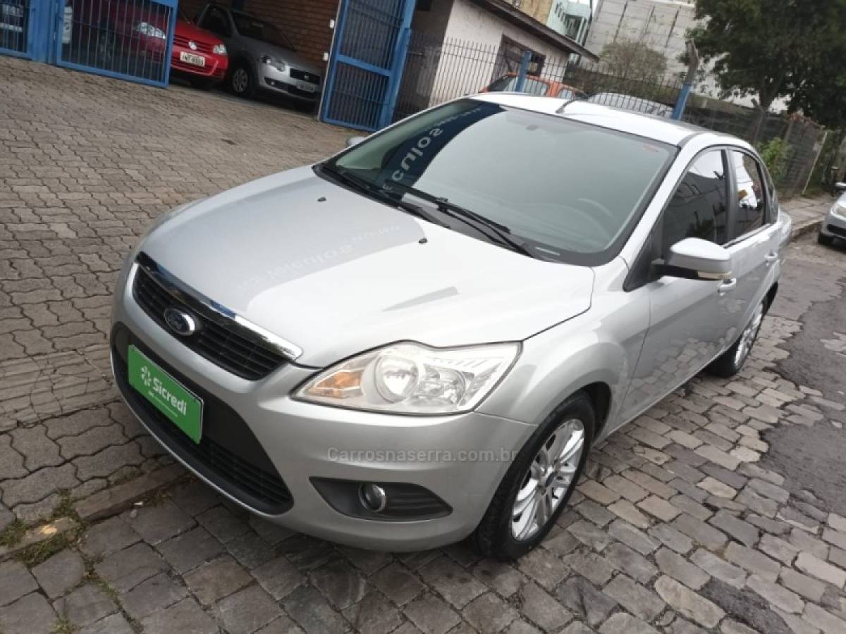 FORD - FOCUS - 2011/2012 - Prata - R$ 41.000,00