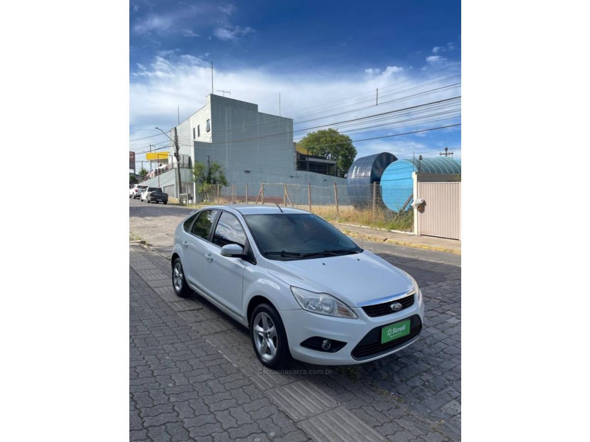 FORD - FOCUS - 2011/2012 - Branca - R$ 42.000,00