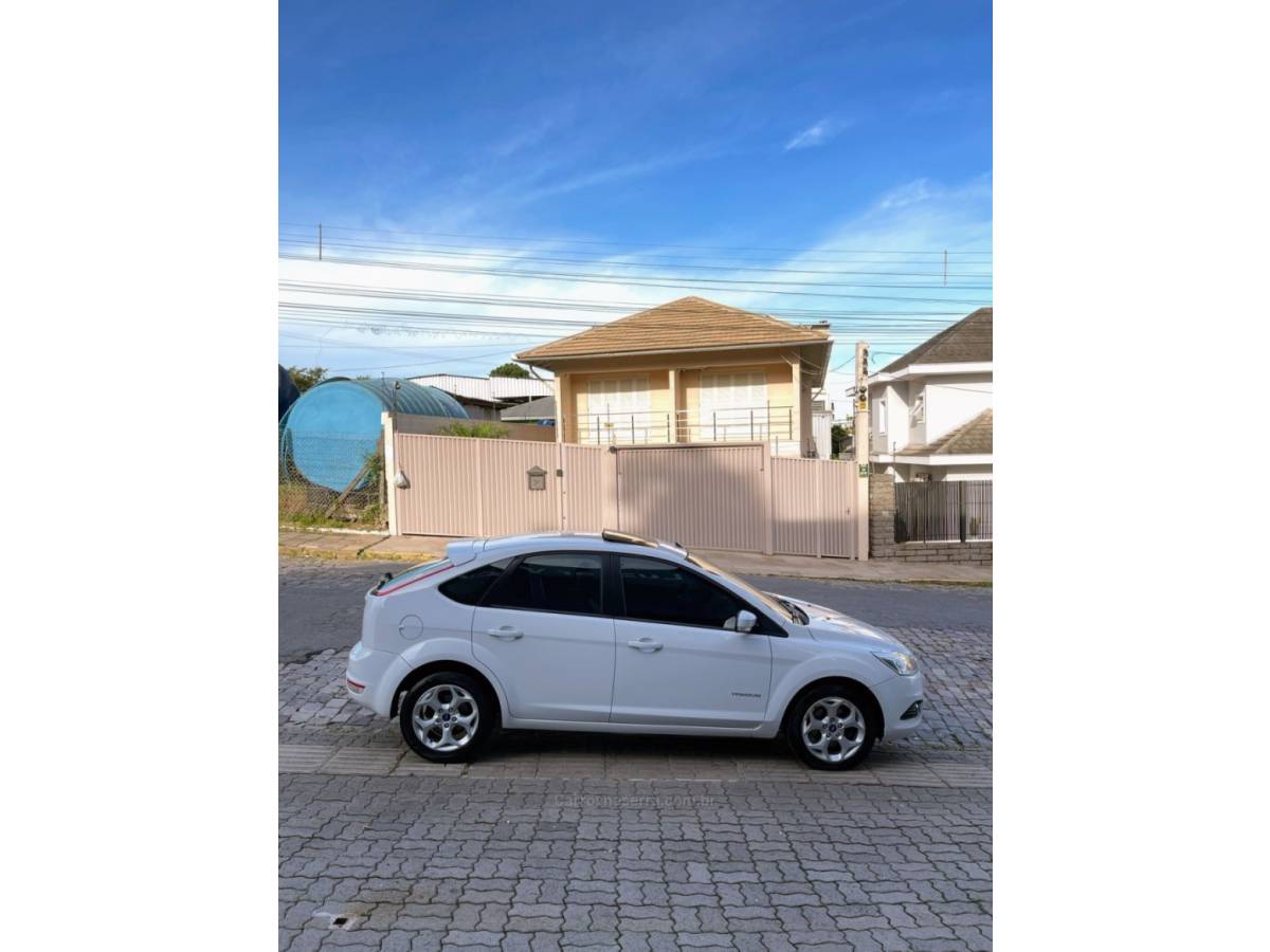 FORD - FOCUS - 2012/2012 - Branca - R$ 49.000,00