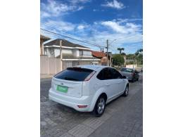 FORD - FOCUS - 2011/2012 - Branca - R$ 42.000,00