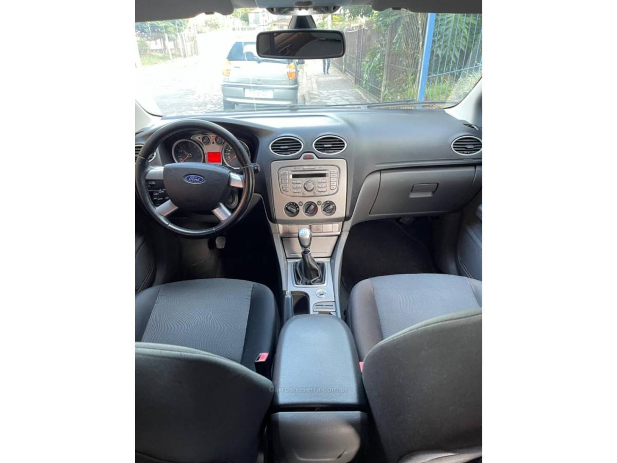 FORD - FOCUS - 2011/2012 - Branca - R$ 42.000,00