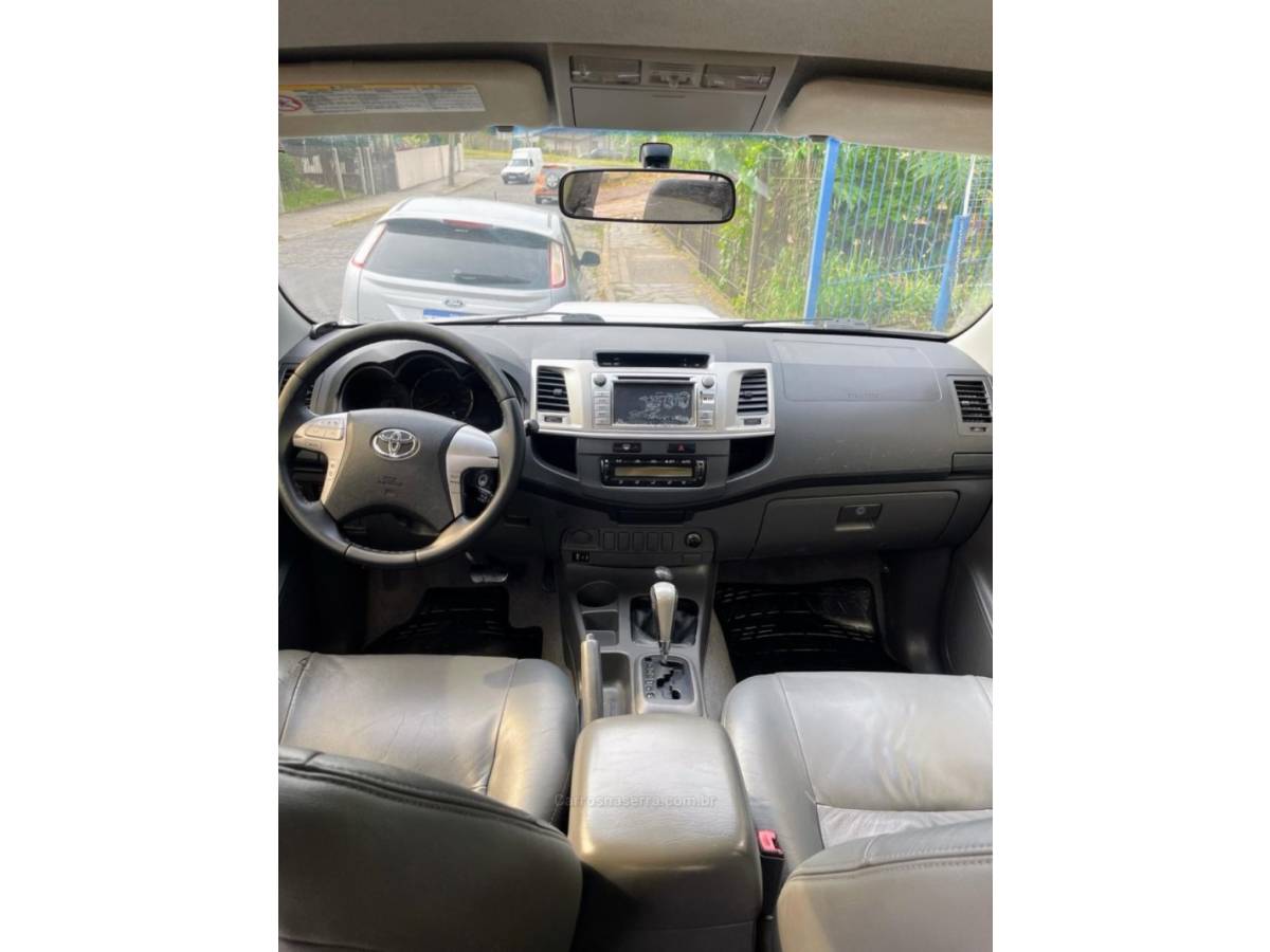 TOYOTA - HILUX - 2012/2013 - Branca - R$ 130.000,00