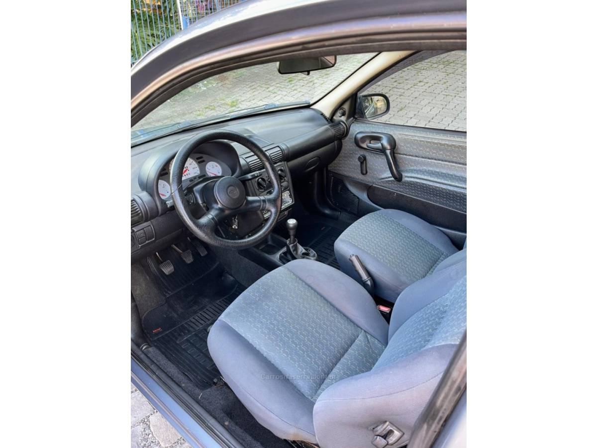 CHEVROLET - CORSA - 2000/2001 - Cinza - R$ 15.000,00