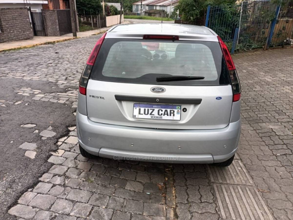 FORD - FIESTA - 2012/2013 - Prata - R$ 31.900,00