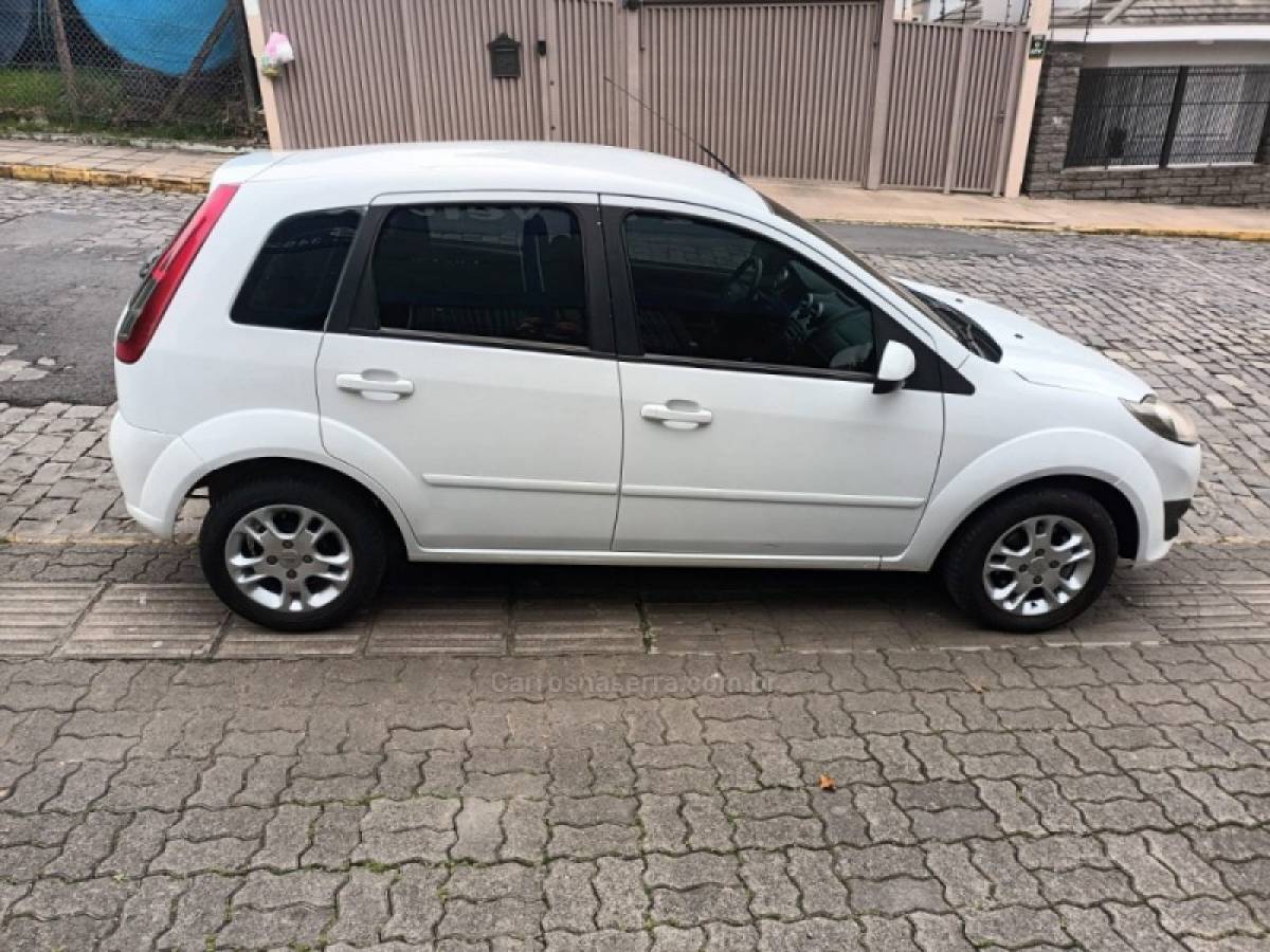 FORD - FIESTA - 2012/2013 - Branca - R$ 36.000,00