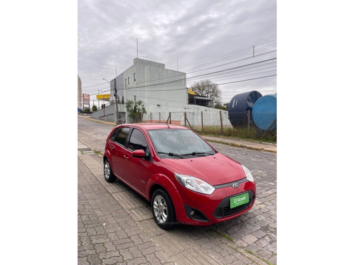 FORD - FIESTA - 2010/2011 - Vermelha - R$ 36.000,00