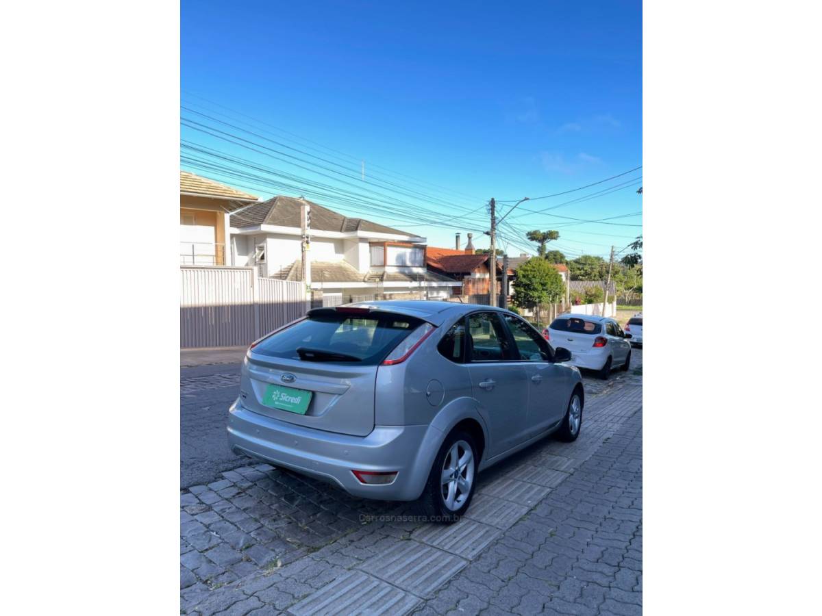 FORD - FOCUS - 2011/2012 - Prata - R$ 42.000,00